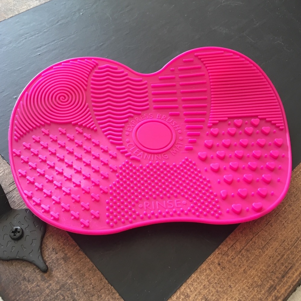 NWT Makeup Brush Cleansing Scrub Wash Pad Hot Pink